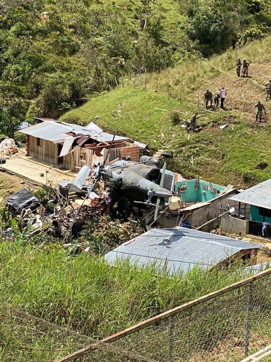 Helicóptero del Ejército cae y destruye una casa en Antioquia Las Fuerzas Militares de Colombia informaron que el helicóptero MI-17 cayó sobre una vivienda en la zona rural de Anorí, Antioquia.
