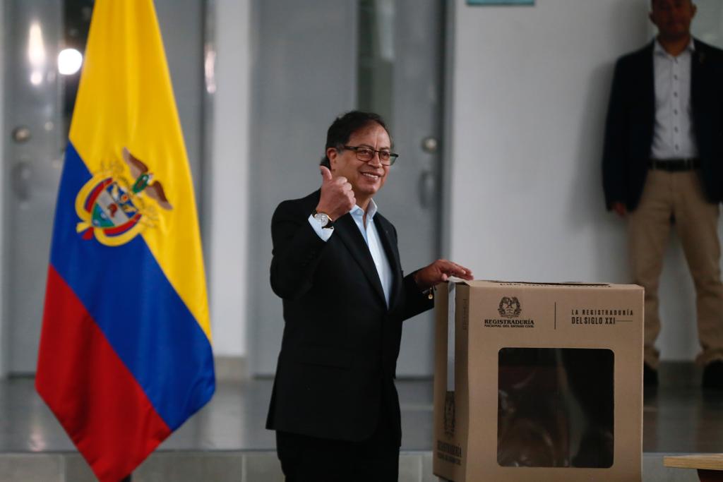 Presidente Petro abrió las urnas para las elecciones regionales El Presidente Petro invitó a los colombianos a votar e hizo un llamado a la paz.
