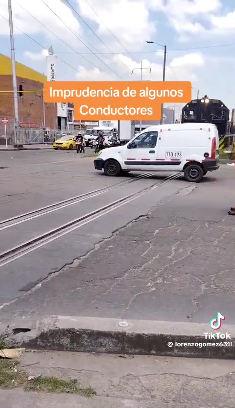 Imprudente al volante casi es arrollado por tren en Paloquemao