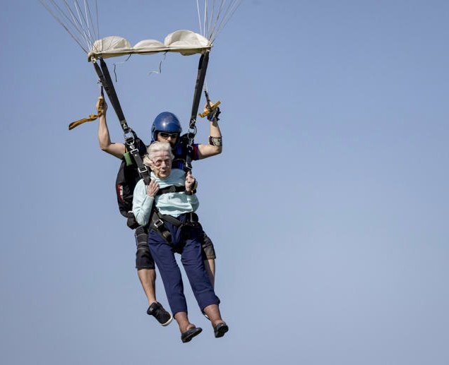 La mujer de 104 años que se lanzó de un paracaídas, falleció antes de reclamar su premio Dorothy Hoffner impuso el récord de ser la persona más longeva en tirarse de un paracaídas. El pasado lunes falleció, según medios estadounidenses. No alcanzó a reclamar su premio.