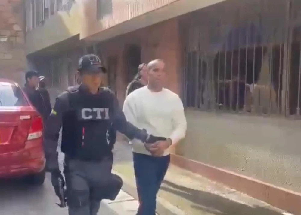 Vigilantes ayudaban a robar viviendas en Bogotá: así cayeron Los delincuentes aprovechaban su trabajo como vigilantes para ganarse la confianza de los residentes de viviendas y conjuntos con el fin de robarlos.