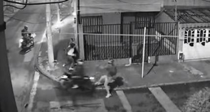 Motoladrones golpearon en el piso a 2 mujeres para robarlas en Rafael Uribe