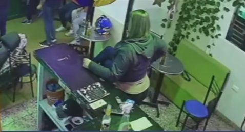 EN VIDEO: Mujer drogó y robó a un hombre en Kennedy Un hombre que se encontraba compartiendo en un bar en el barrio Carvajal, en la localidad de Kennedy, fue drogado mientras se retiró de su mesa y dejó la cerveza a la deriva.