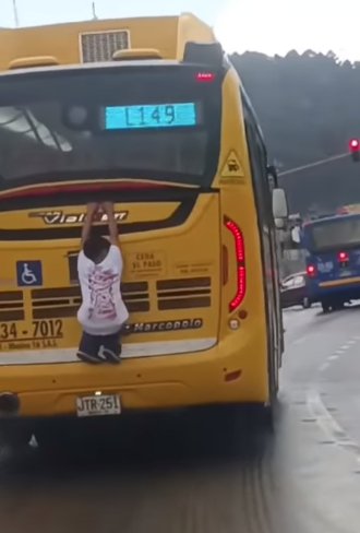 EN VIDEO: Un niño arriesga su vida tras ir colgado de un bus Captan el momento en el que un niño aparece colgado de un bus en Bogotá.