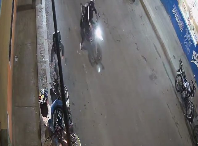 EN VIDEO: Violento intento de robo a motociclistas en Ciudad Bolívar En video quedó registrado el indignante momento en el que delincuentes intentan robarle la moto a una pareja en el sector de Los Robles, en Ciudad Bolívar.