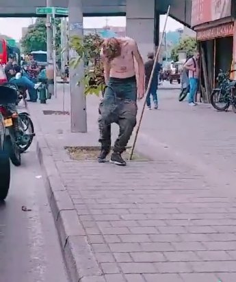 Se conoce la verdad detrás del 'hombre zombie' que deambula por las calles En un video que se hizo viral en redes sociales, se puede observar a un hombre que caminaba con movimientos extraños por las calles de Medellín.