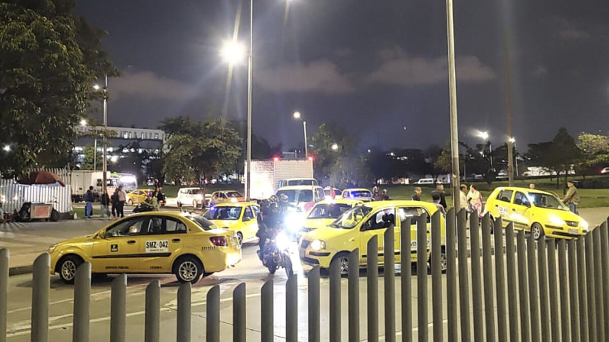 ¡Atención! A esta hora taxistas se encuentran bloqueando la calle 26 Transmilenio informó que la operación en el portal El Dorado y las estaciones Modelia, Normandía y Av. Rojas, fue suspendida.