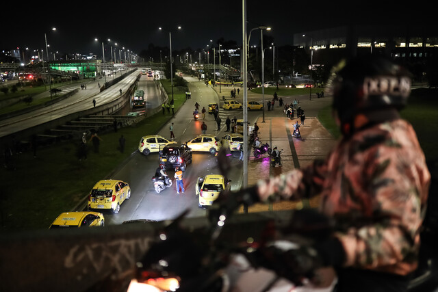 "A Bogotá no se le amenaza": dura respuesta de la Alcaldía de Bogotá a paro de taxistas Luego de las amenazas conocidas por líderes de taxistas sobre lo que iba a suceder en el próximo paro del gremio organizado para el miércoles 22 de noviembre, la Alcaldía de Bogotá respondió fuertemente ante las declaraciones.