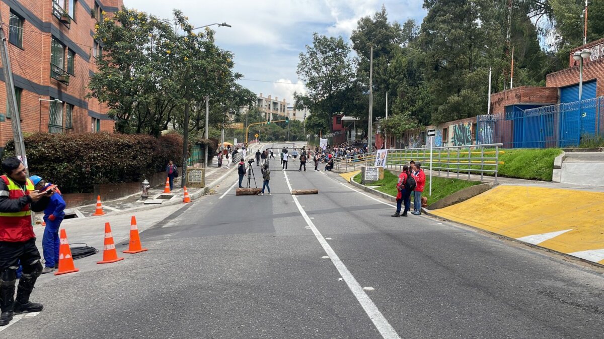 A esta hora se presentan manifestaciones en la Av. Circunvalar con calle 26 Manifestantes se encuentran bloqueando la movilidad en inmediaciones a la Universidad Distrital (sede Macarena). Les contamos qué rutas alternas puede tomar.