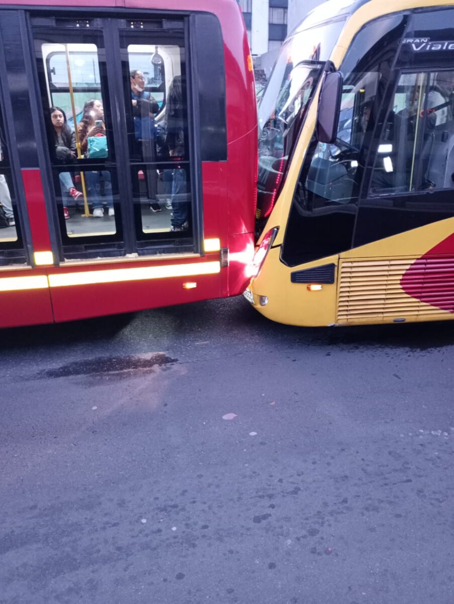 Accidente entre buses de TransMilenio genera caos en la movilidad El choque entre dos articulados de TransMilenio se presentó en la Av. Caracas sur.