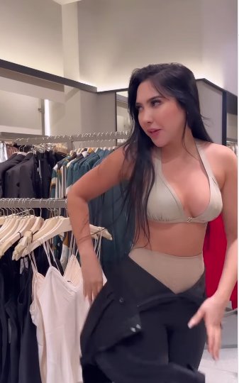 Aida Victoria se quitó la ropa en un centro comercial Aída Victoria se midió ropa delante de varias personas en un centro comercial.