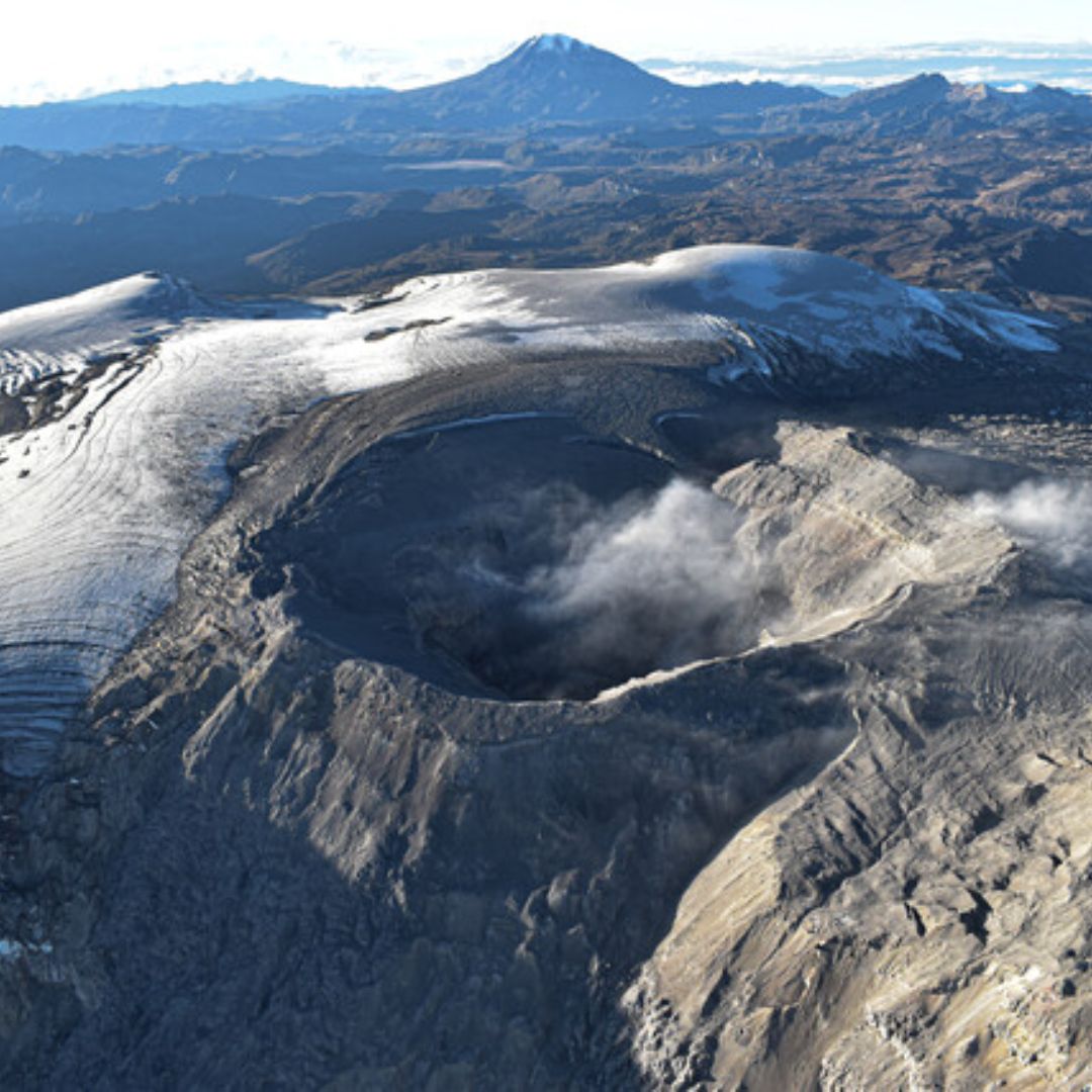 Alertan inestabilidad en el volcán Nevado del Ruiz El último reporte presentado por el Servicio Geológico Colombiano, informó acerca del aumento de la inestabilidad en el Volcán Nevado del Ruiz.