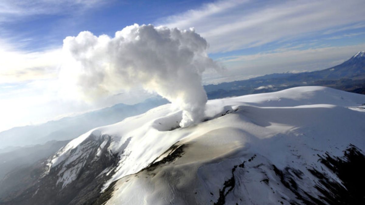 Alertan inestabilidad en el volcán Nevado del Ruiz El último reporte presentado por el Servicio Geológico Colombiano, informó acerca del aumento de la inestabilidad en el Volcán Nevado del Ruiz.