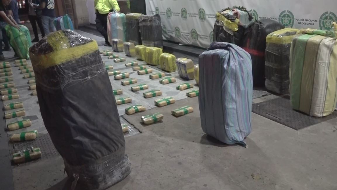 Así cayeron 9 traficantes en Barrios Unidos y Usaquén La Policía Metropolitana de Bogotá realizó una ofensiva contra el tráfico de estupefacientes que dejó como resultado la captura de 9 traficantes y la incautación de más de 480 kilos de marihuana en las localidades de Barrios Unidos y Usaquén. Las operaciones fueron denominadas Atlas IV y Apolo I.