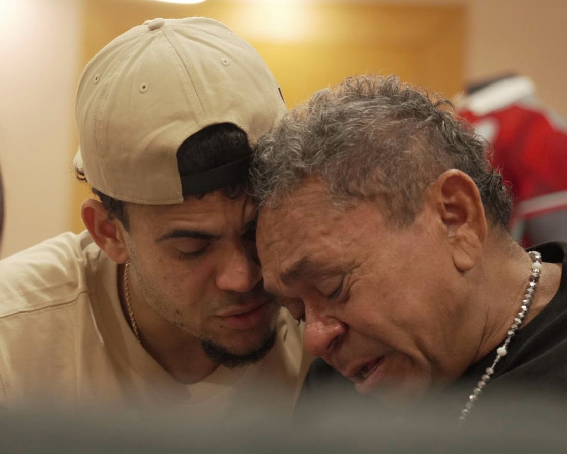 Así fue el conmovedor reencuentro entre Luis Díaz y su padre El futbolista Luis Díaz aterrizó en Barranquilla para unirse a la Selección Colombia, no sin antes abrazar a su padre y tener un emotivo reencuentro con su familia.