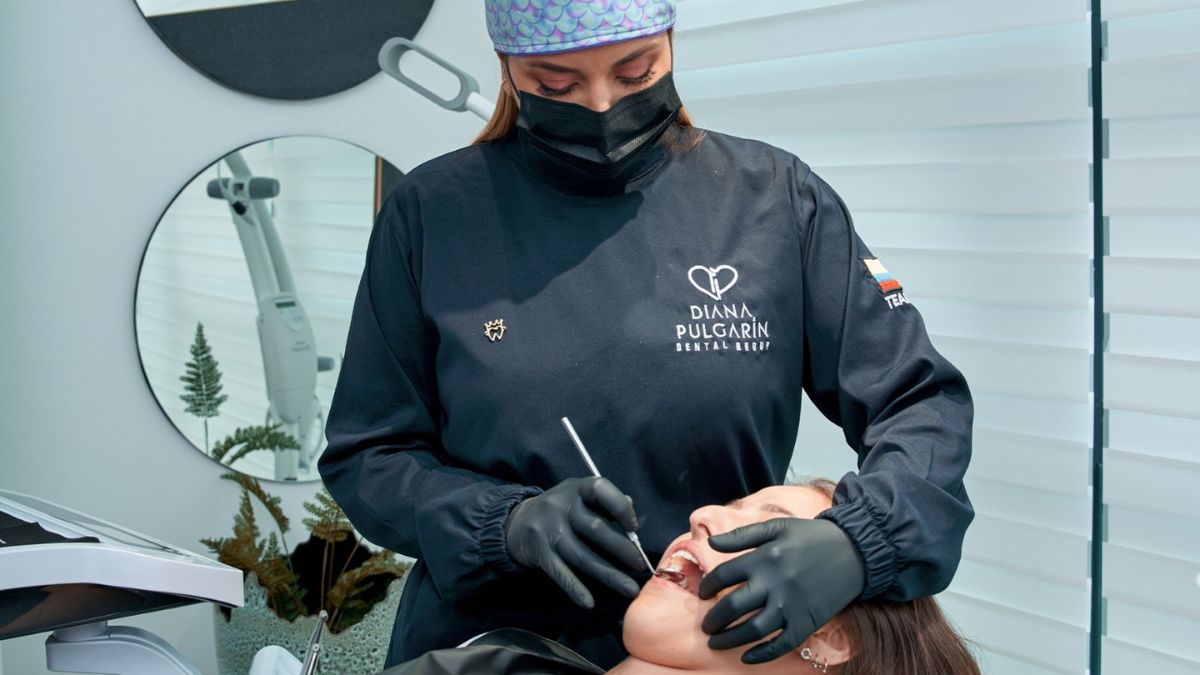 Bogotá es una de las ciudades más solicitadas para realizarse tratamientos dentales Colombia se ha convertido en un referente de tratamientos dentales, solo en Bogotá se concentra el 44% de la oferta odontológica del país.