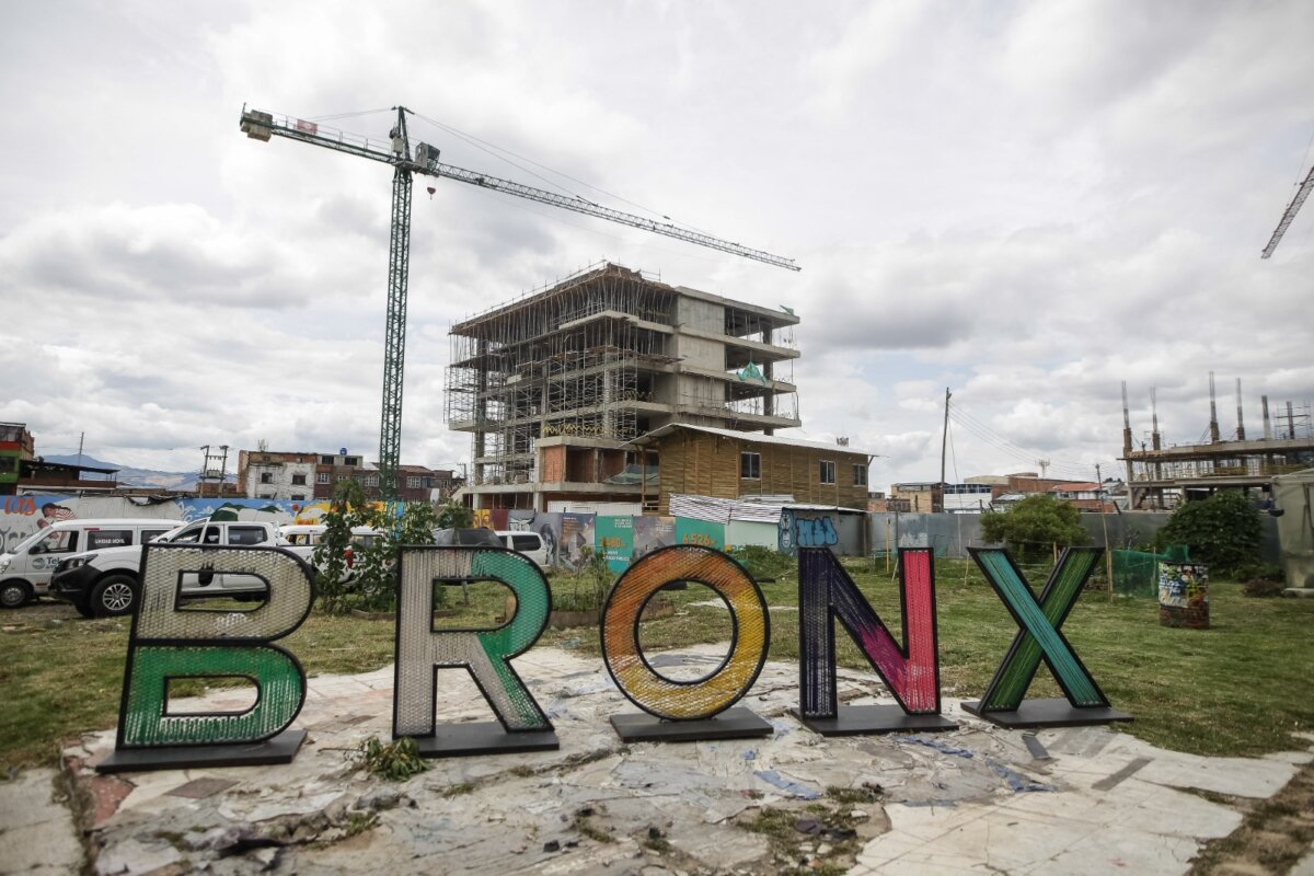 El Bronx Distrito Creativo estará listo a finales del próximo año Siguen avanzando las obras en el Bronx Distrito Creativo, un lugar, en el corazón de Bogotá, que fue recuperado de la violencia y el crimen organizado, para transformarse en un centro cultural, artístico y hasta ambiental.