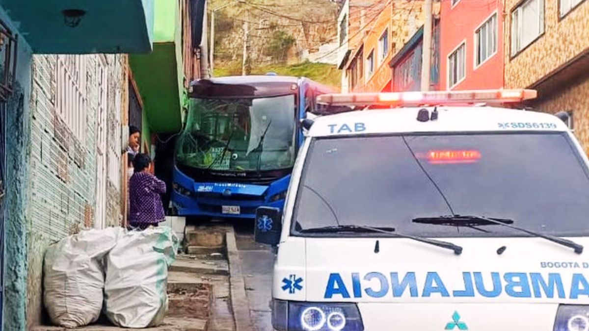Bus del Sitp se estrelló contra una vivienda en Ciudad Bolívar Un bus del Sitp se estrelló contra una vivienda ubicada en la localidad de Ciudad Bolívar. Se reportó una persona lesionada.