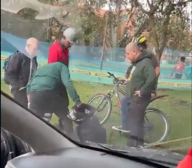 Comunidad golpeó a supuesto motoladrón en Ciudad Salitre En redes sociales se compartió un video que deja ver el momento en el que la comunidad atrapa y golpea a un presunto motoladrón en Ciudad Salitre.