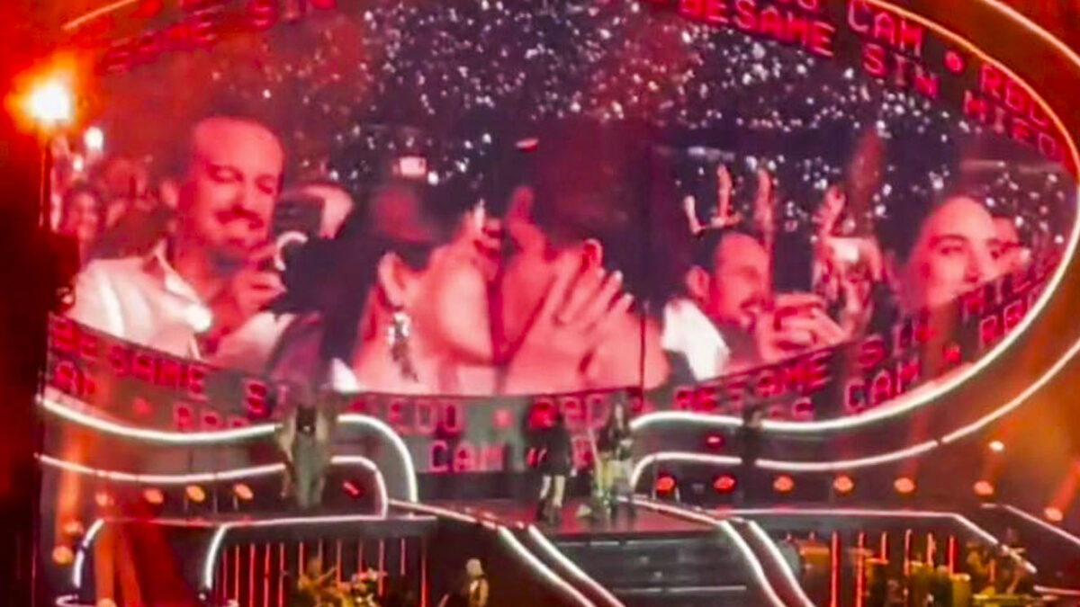 Conmovedora propuesta de matrimonio en concierto de RBD Durante una de las presentaciones de RBD en Medellín, una pareja aprovechó para darse el sí.