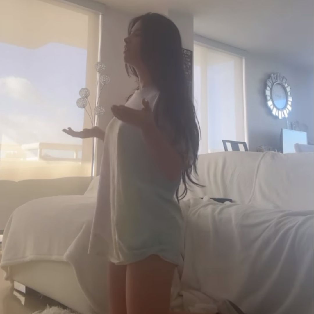 Duras críticas a Jessica Cediel por aparecer orando ligera de ropa A Jessica Cediel le dieron palo por un video que compartió en el que aparece orando y en Pijama.