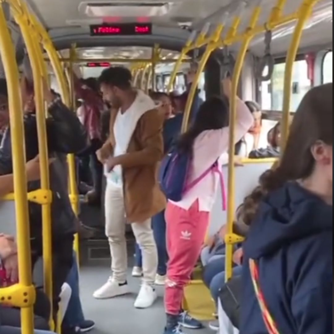 EN VIDEO: Hombres sorprenden con supuesta telepatía a pasajeros de TransMilenio Dos hermanos exponen su supuesto poder de telepatía en TransMilenio.
