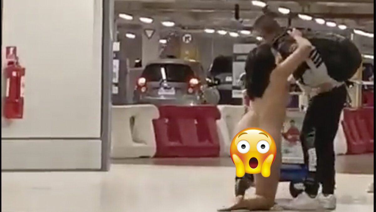 EN VIDEO: Mujer desnuda aterroriza y agrede a personas en un aeropuerto En redes sociales se ha vuelto viral un video en el que se observa a mujer completamente desnuda atacando a varias personas en un aeropuerto de Chile.