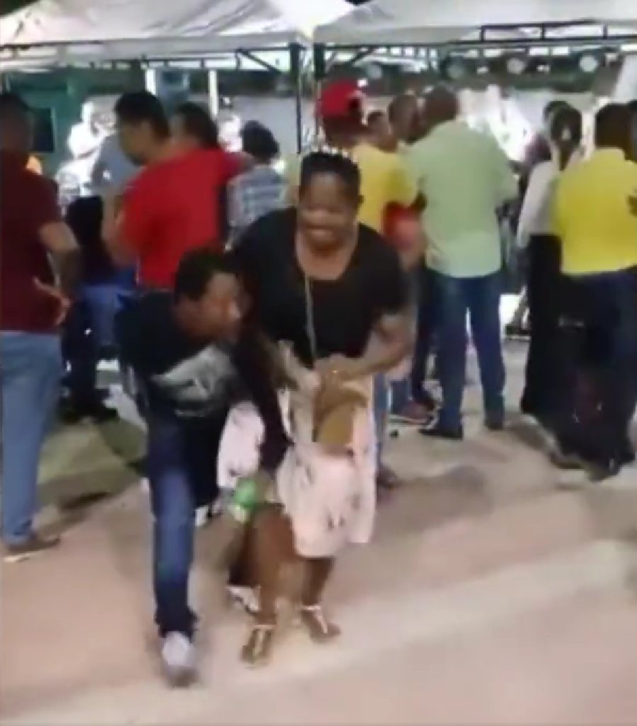 EN VIDEO: Mujer murió de un infarto mientras bailaba La alegría de una mujer que se encontraba bailando en la plaza de Santa Bárbara de Pinto (Magdalena), se vio opacada cuando repentinamente sufrió un ataque cardiaco.