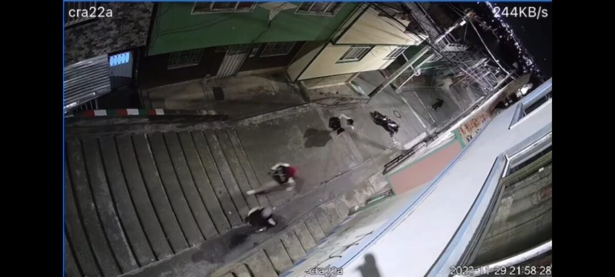 EN VIDEO: Pillos intentan robar a motociclista en Ciudad Bolívar En el barrio Perdomo (Ciudad Bolívar) tres sujetos intentaron robar a un motociclista que, al parecer, trabajaba como conductor en una plataforma de transporte.