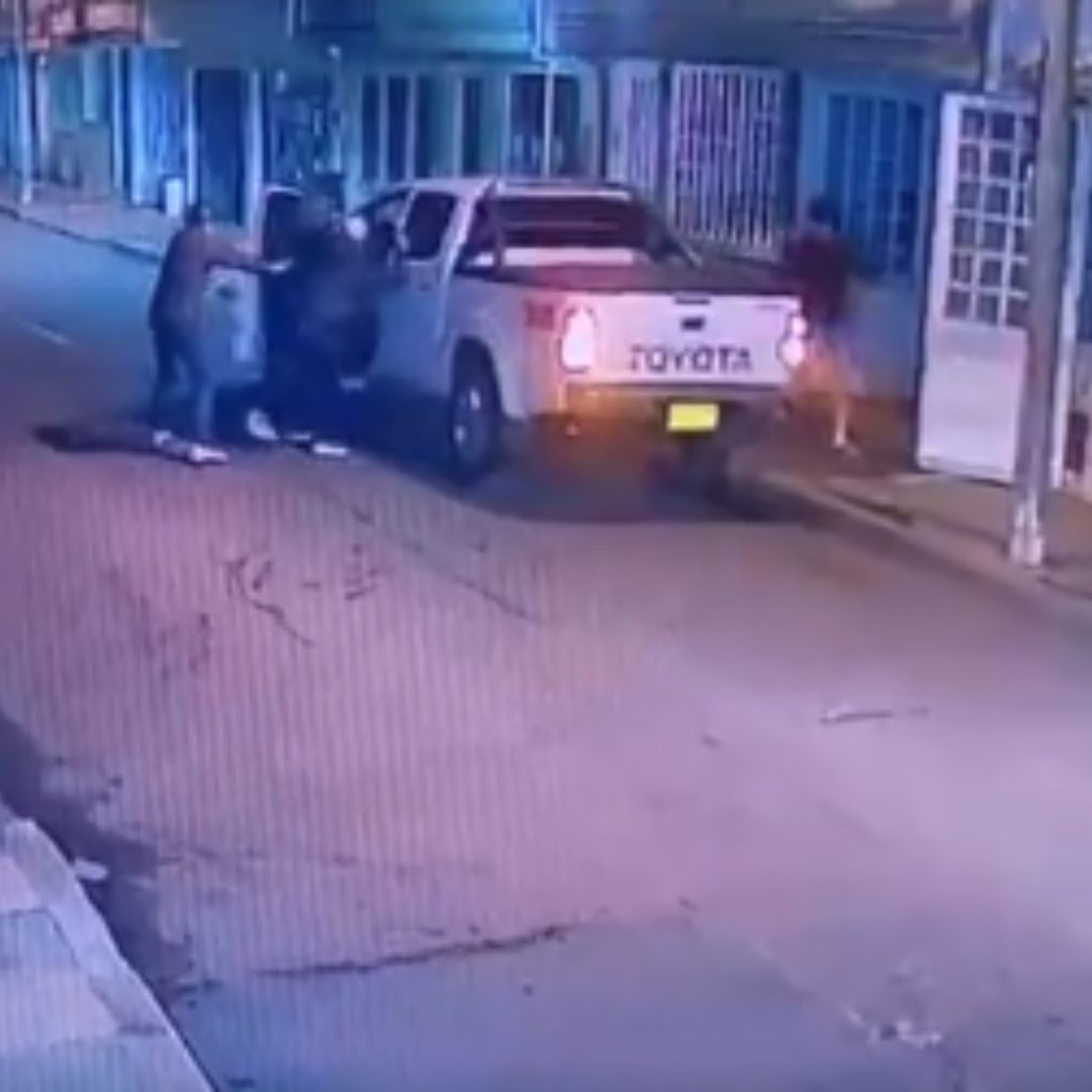EN VIDEO: Violento intento de robo en Engativá Un hombre arriesgó su vida para evitar que le robaran la camioneta. El hecho se presentó en el barrio Bosque Popular de la localidad de Engativá.