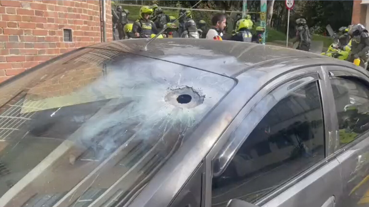Encapuchados atacaron carro de prensa con una papa bomba Durante la jornada de protestas en la tarde de este jueves, un carro de prensa del noticiero CM& fue atacado por encapuchados