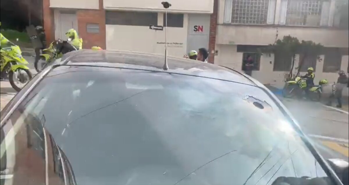 Encapuchados atacaron carro de prensa con una papa bomba Durante la jornada de protestas en la tarde de este jueves, un carro de prensa del noticiero CM& fue atacado por encapuchados