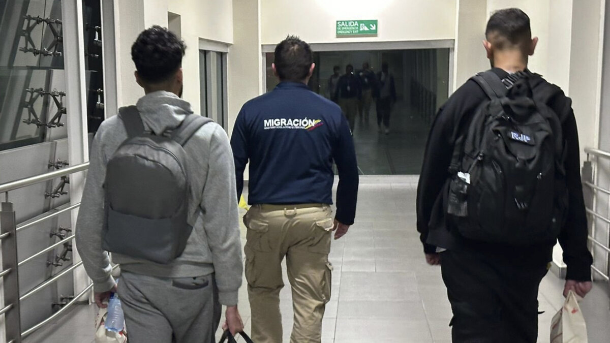Expulsan a dos británicos por broma sobre bomba en el aeropuerto El Dorado Migración Colombia expulsó del país a dos ciudadanos británicos, quienes bromearon antes de subirse a un avión en un vuelo interno con que llevaban una bomba en sus equipajes, lo que obligó a la activación de un protocolo de seguridad en el Aeropuerto El Dorado de Bogotá, que generó retrasos en las operaciones aéreas.
