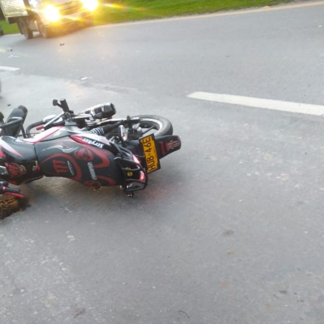 Fatal accidente de motociclista en la vía Bogotá- Facatativá La mañana de este martes se presentó un trágico accidente de tránsito que cobró la vida de un motociclista en la vía que de Bogotá conduce a Facatativá.