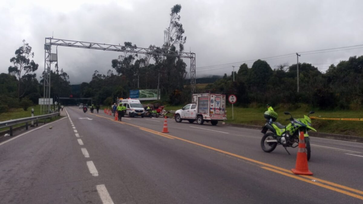Accidente de tránsito en la localidad de Usme acabó con la vida de un conductor En horas de la mañana de este 7 de noviembre se reportó que un vehículo de carga se volcó en la Avenida Villavicencio, sobre el sector El Uval, localidad de Usme.