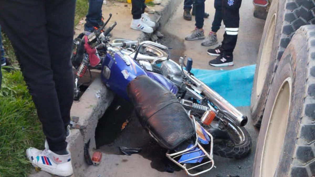Fatal accidente entre motociclista y volqueta en Av. Ciudad de Cali En este momento se reporta un grave accidente que dejó sin vida a un motociclista en la localidad de Kennedy.