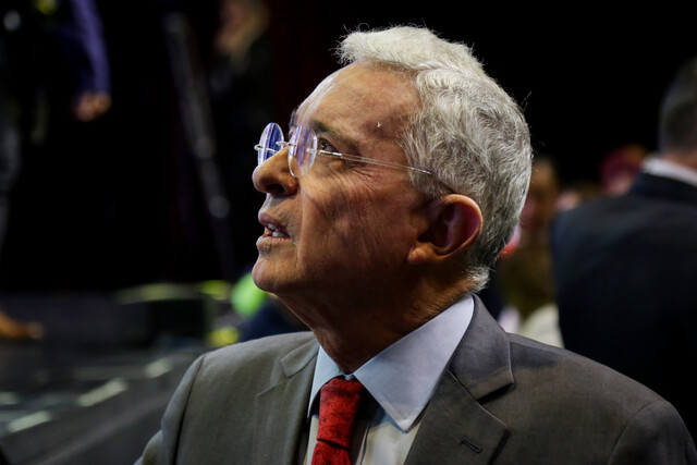 Fiscalía citó a Uribe para que de su versión sobre la masacre de El Aro La Fiscalía anunció la citación a diligencia de versión libre al expresidente Álvaro Uribe Vélez por la indagación que se lleva por la masacre de El Aro, ocurrida en Antioquia en octubre de 1997.