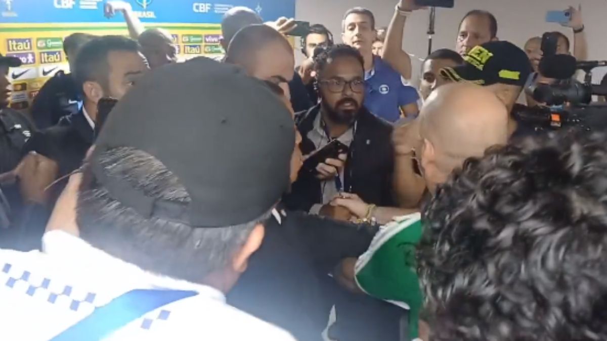 EN VIDEO: Fuerte pelea en la zona de prensa de Colombia vs. Brasil: ¿qué pasó? Un integrante de la seguridad de Brasil agredió a un miembro de prensa de la FCF.