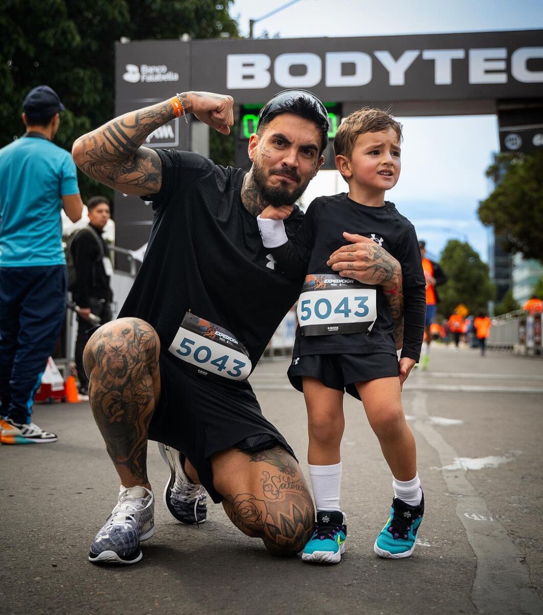 Fuertes críticas a Mateo Carvajal por dejar “tatuar” a su hijo de 4 años El pequeño Salvador, hijo de Melina Ramírez y Mateo, estaba muy emocionado por acompañar a su papá a tatuarse, tanto así que se antojó de tener sus propios "tatuajes".