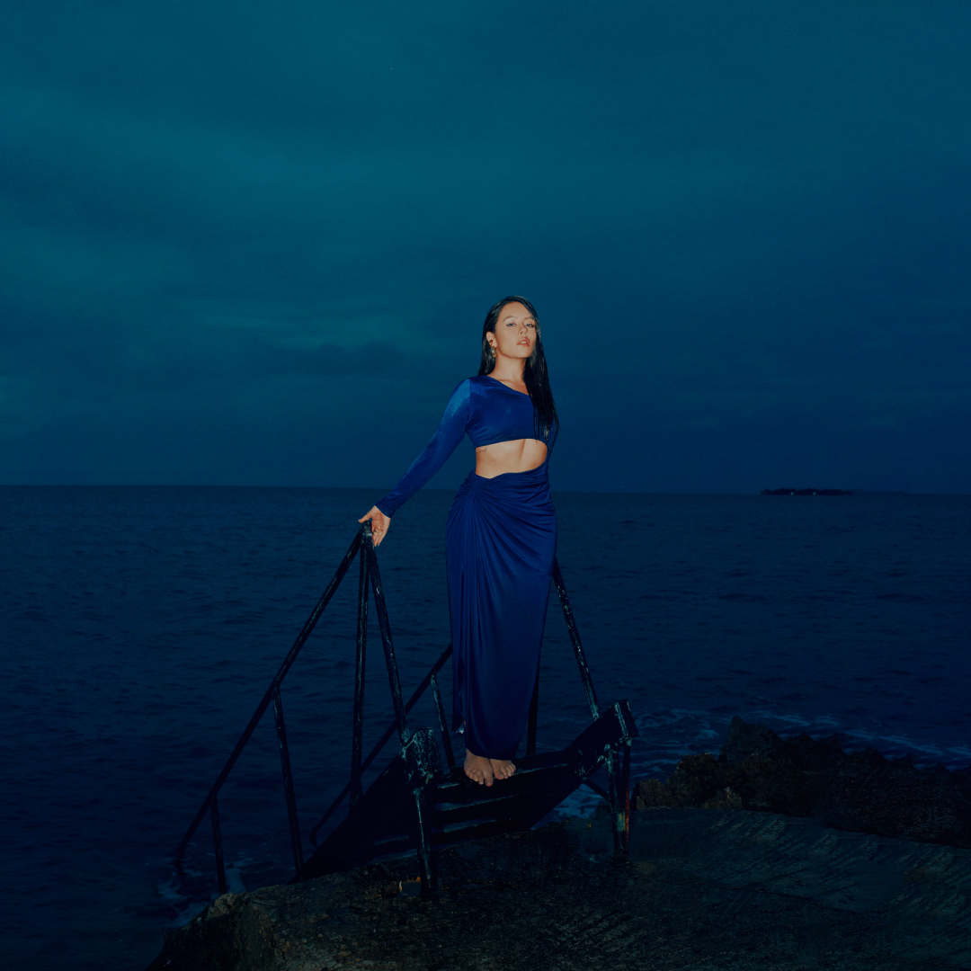 Juliana llega con su tercer álbum de estudio "Mar Adentro" El tercer álbum de la cantautora, "Mar Adentro", promete traer un profundo mensaje social y cultural sobre la isla San Andrés.