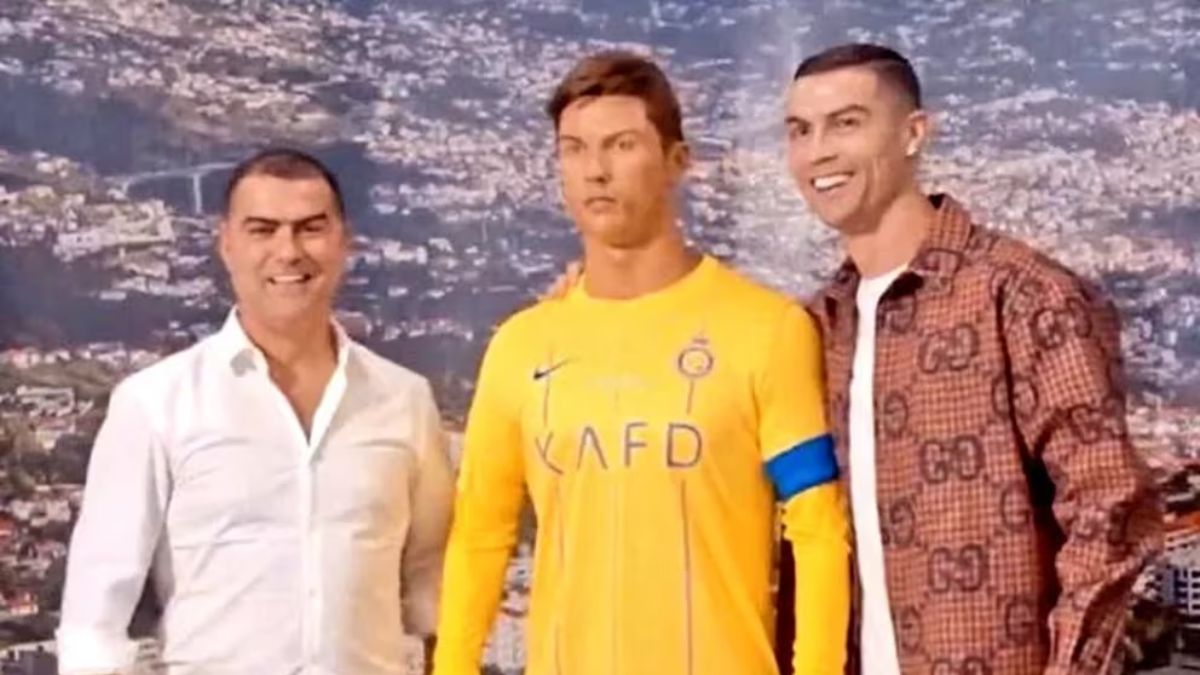 La estatua de Cristiano Ronaldo que se parece más a Messi El futbolista Cristiano Ronaldo recientemente inauguró su propio museo en Arabia Saudita, sin embargo, una estatua que lo inmortaliza causó varias reacciones entre los internautas, muchos afirman que luce como Lionel Messi.