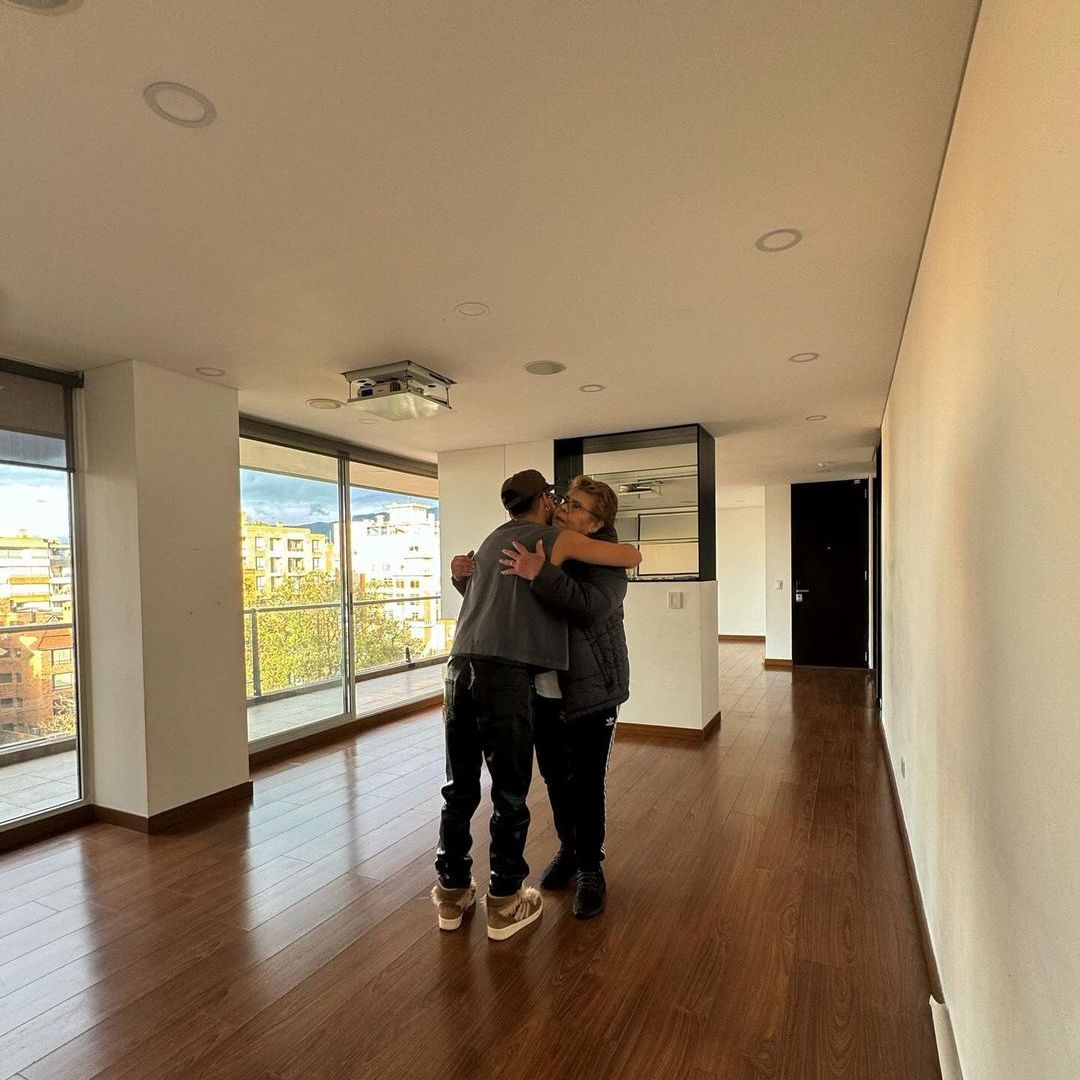 Mario Ruiz le regaló un apartamento a su mamá El exparticipante de 'Masterchef' y reconocido creador de contenido, Mario Ruiz, protagonizó un emotivo momento luego de regalarle casa propia a su mamá en Bogotá.