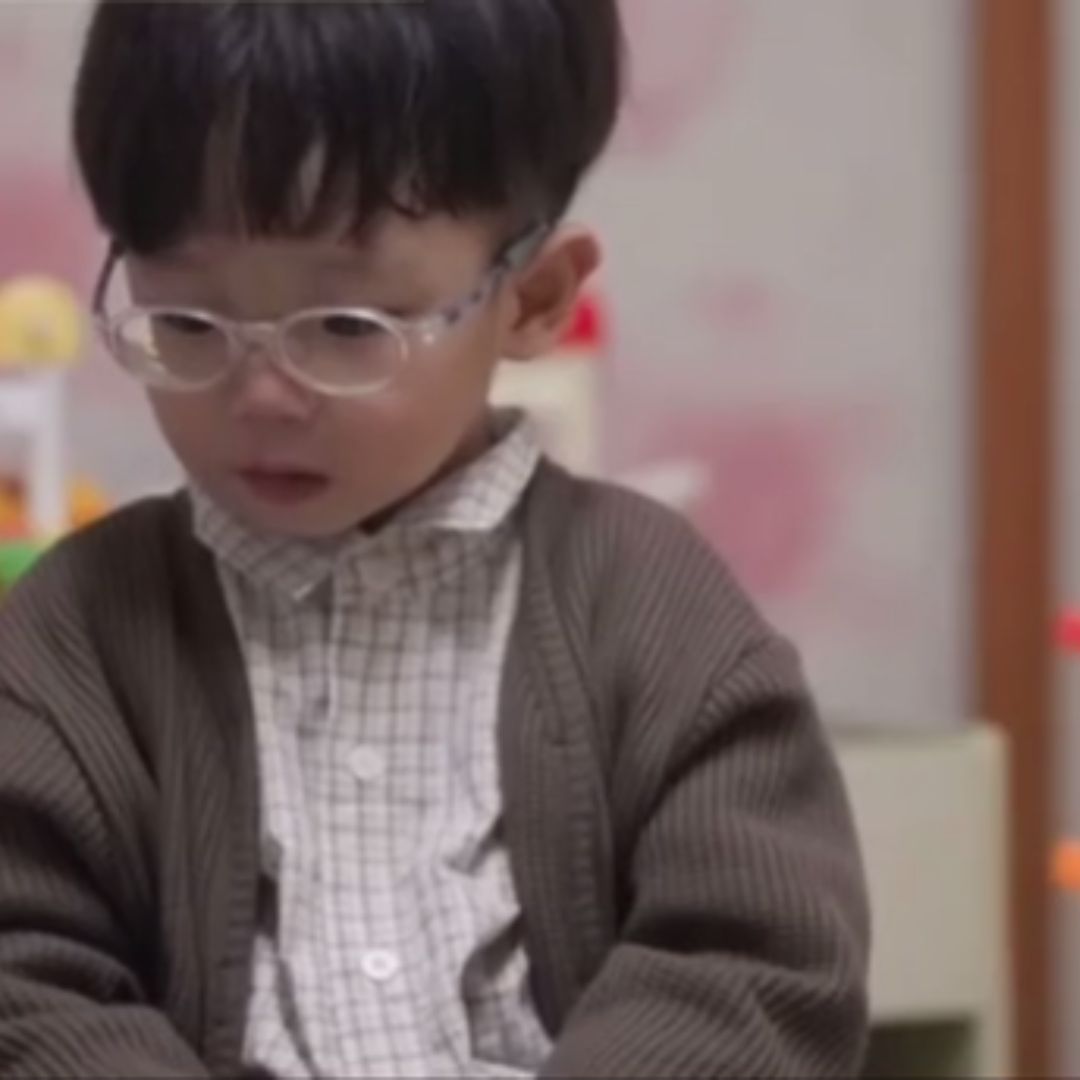 "No le agrado a mi mamá": relato de niño conmueve las redes sociales En las últimas horas, se ha vuelto viral un conmovedor video en el que un pequeño niño coreano de 4 años relata el trato que sus padres le dan mientras rompe en llanto.