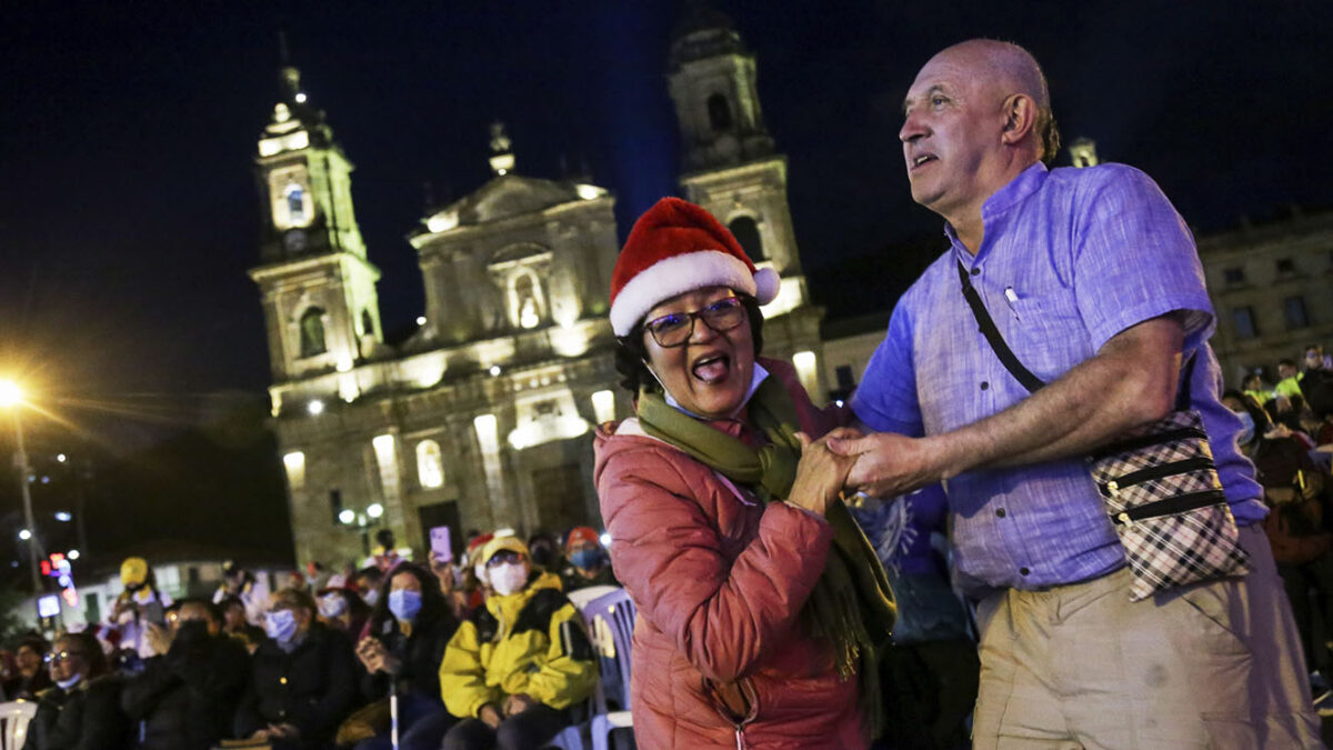 Pille la programación de navidad en Bogotá Tanto para los bogotanos, como para aquellos que planean pasar las próximas fiestas navideñas y de año nuevo en Bogotá, la capital del país prepara una programación especial llena de eventos de acceso gratuito, para toda la familia y todos los gustos.