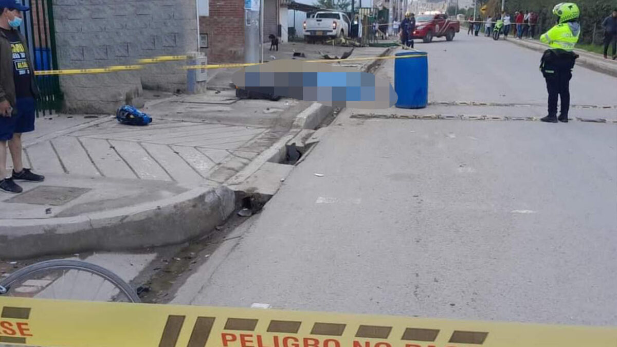 Policías implicados en muerte de motero En el municipio de Tocancipá la comunidad pide que se haga justicia tras la muerte en un accidente de tránsito de un hombre de 34 años que fue arrollado por un vehículo de la Policía Nacional en la que se movilizaban patrulleros de la Sijín, quienes al parecer, se encontraban en estado de alicoramiento.