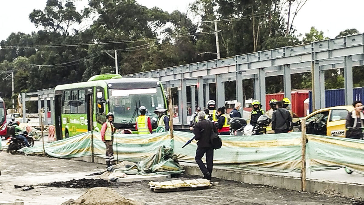 Por accidente de tránsito se suspendió el servicio de TransMilenio en el Portal Usme Caos en el Portal Usme por accidente de Tránsito.