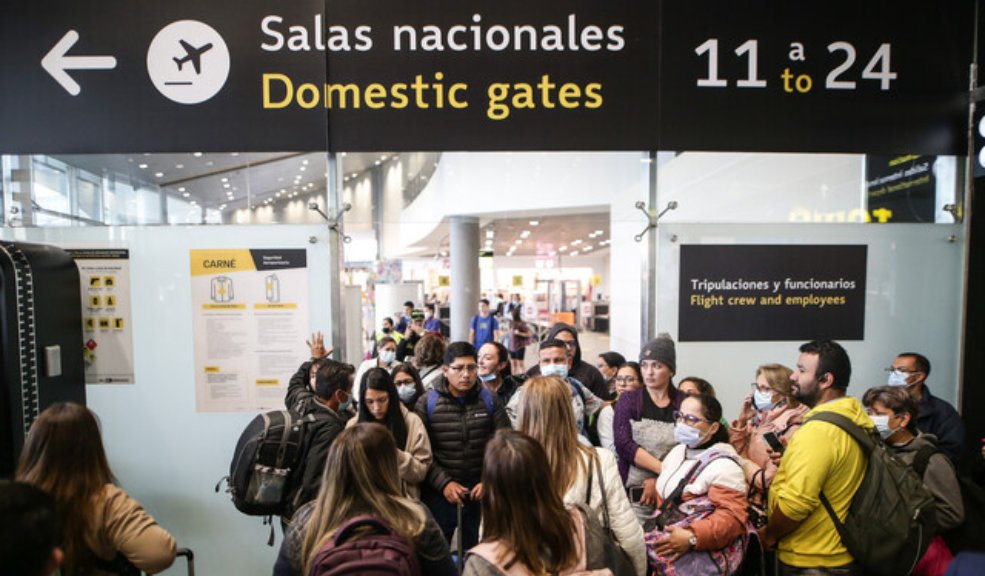 Más de 50.000 afectados por retrasos en los vuelos del aeropuerto El Dorado En la tarde noche de ayer, el aeropuerto El Dorado en Bogotá fue un completo caos a causa de la reorganización operacional de los vuelos realizada por la Aeronáutica Civil.