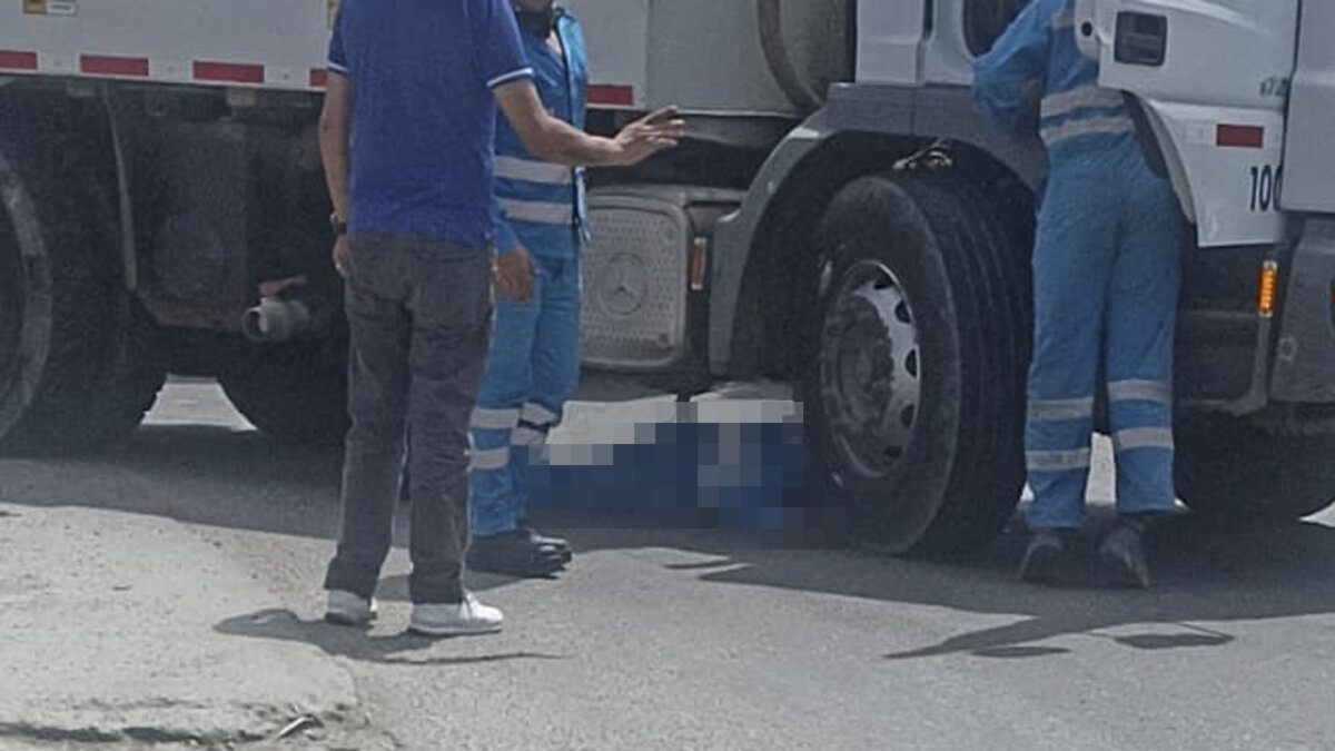 Recolector de basura muere luego de caer de un camión compactador Sobre las 12 de la tarde de este martes, se reportó la muerte de un hombre que trabajaba como recolector de basuras en Bogotá.