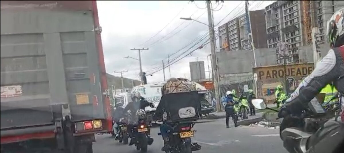 Recolector de basura muere luego de caer de un camión compactador Sobre las 12 de la tarde de este martes, se reportó la muerte de un hombre que trabajaba como recolector de basuras en Bogotá.