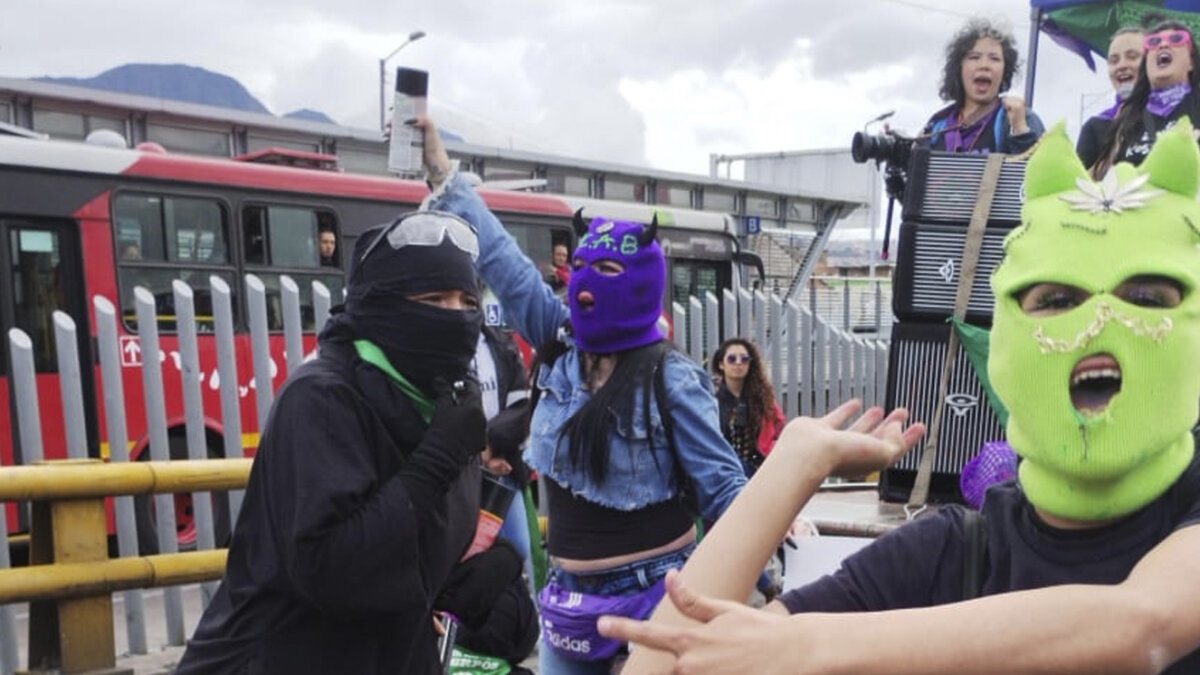 Se presentan retrasos en la movilidad por manifestaciones feministas En conmemoración al Día de la Eliminación de las Violencias Contra la Mujer, varias mujeres y organizaciones feministas se manifiestan en Bogotá.